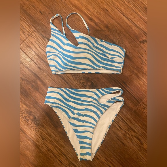 Victoria Secret cut out bikini - Picture 2 of 5